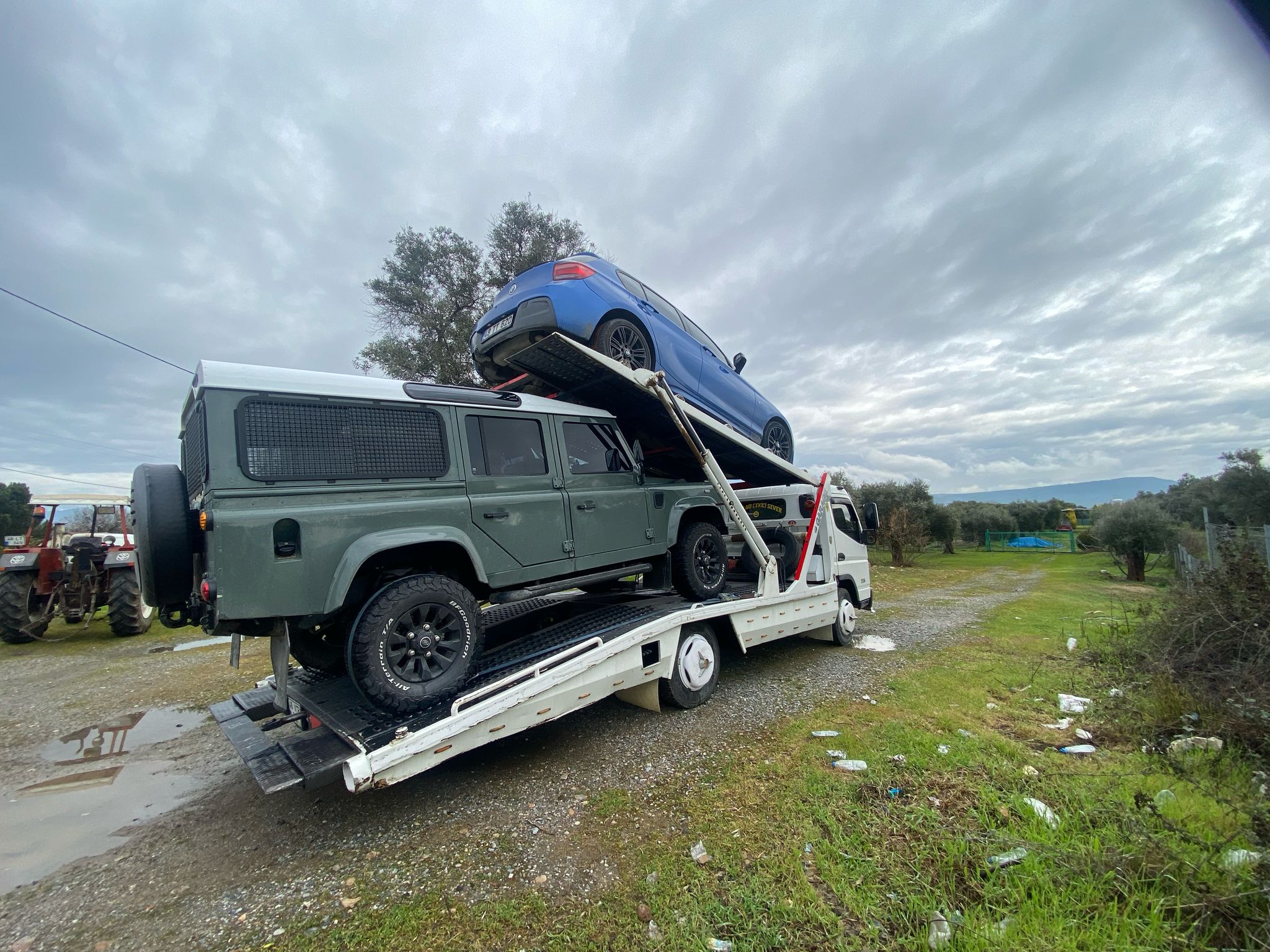 kara oto çekici milasta 2 adet araç çekerken